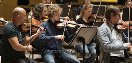 Sønderjyllands Symfoniorkester går på scenen.